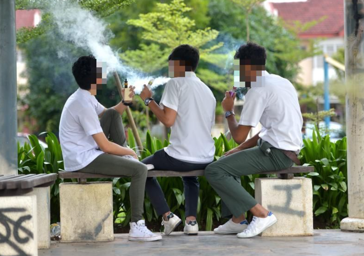 pelajar sekolah hisap vape