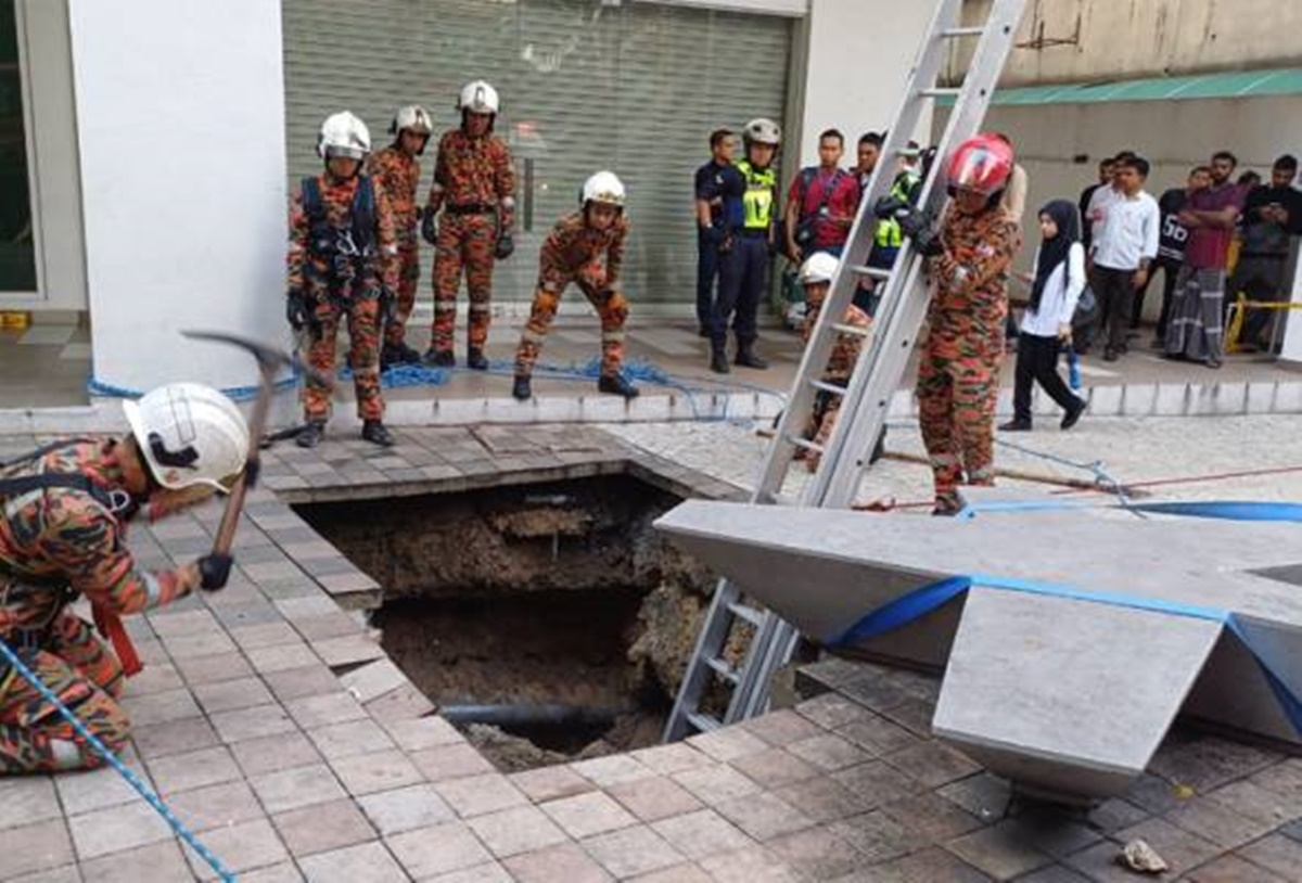 sinkhole masjid india