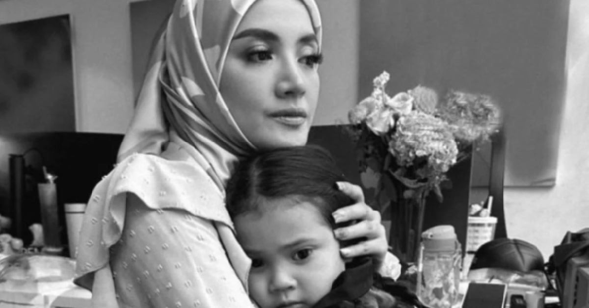 Fazura peluk erat fatima